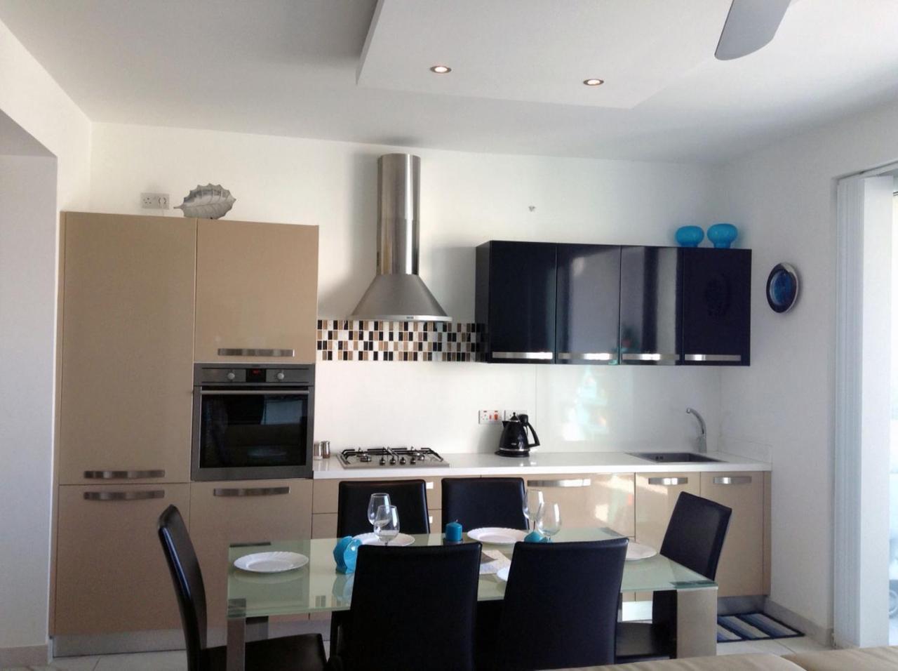 Seafront Apartment With Pool St. Paul's Bay Exteriör bild