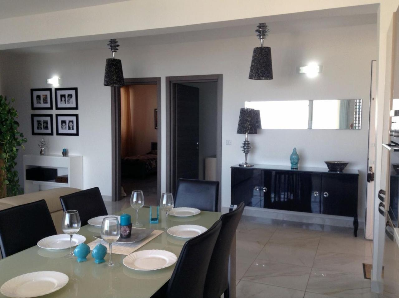 Seafront Apartment With Pool St. Paul's Bay Exteriör bild