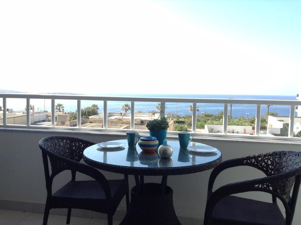 Seafront Apartment With Pool St. Paul's Bay Exteriör bild