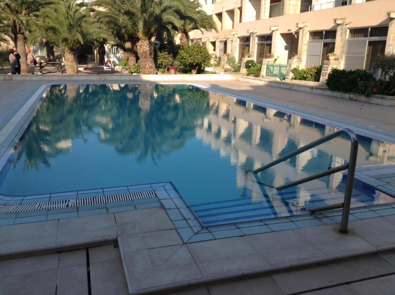 Seafront Apartment With Pool St. Paul's Bay Exteriör bild