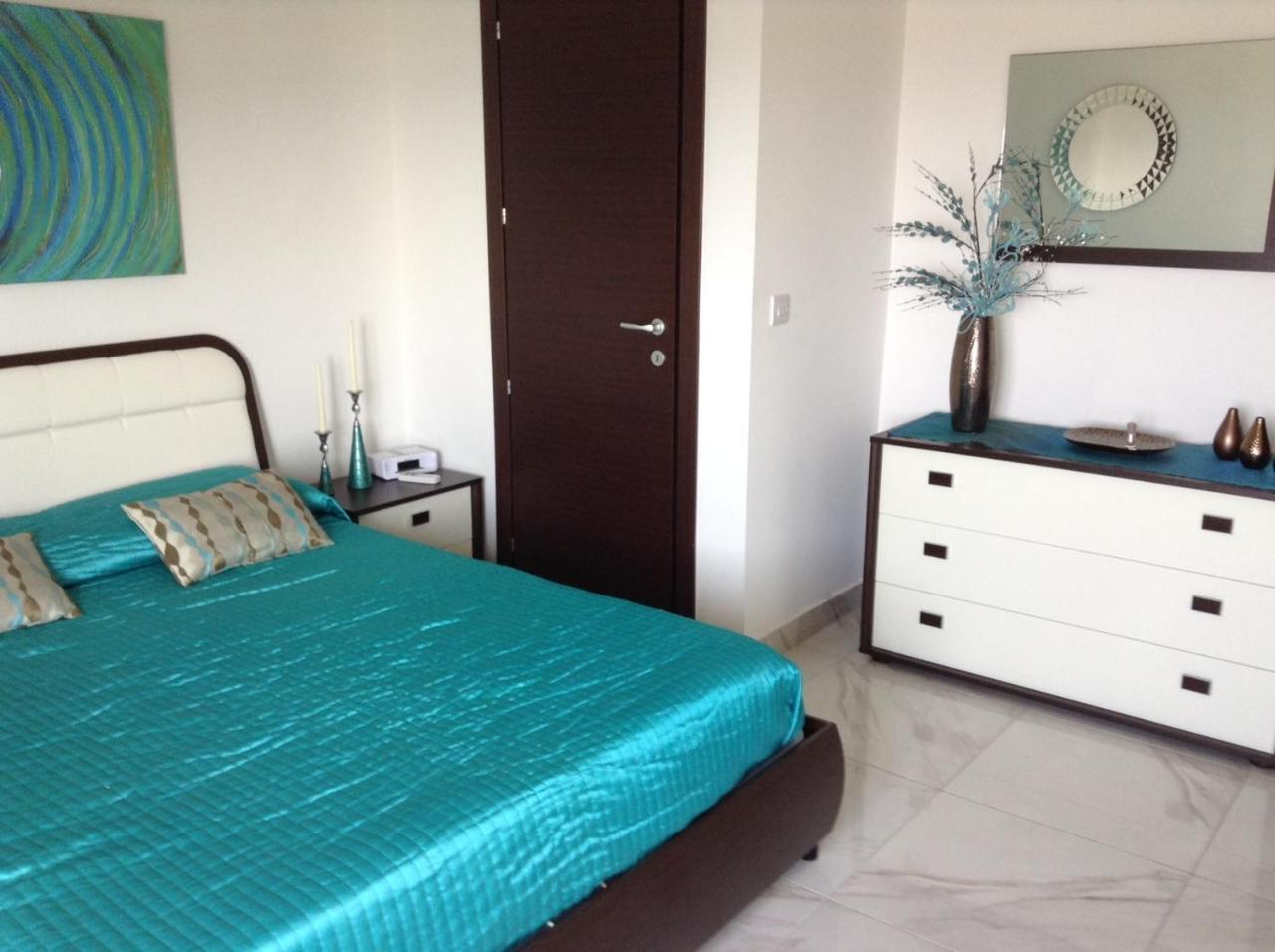 Seafront Apartment With Pool St. Paul's Bay Exteriör bild